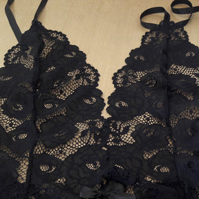 Body em Renda - Decote V e Detalhe de Coração no Bumbum