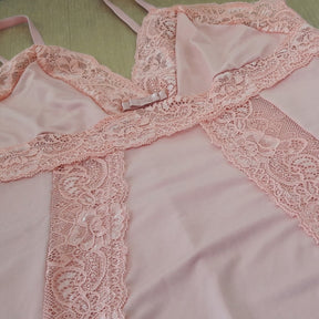 Camisola Plus Size - Tentação Decote em V e Detalhes em Renda