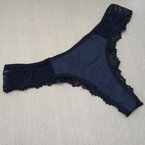 Calcinha Lisa - Com Renda Sofisticada e Sensual