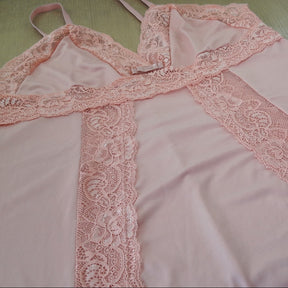 Camisola Plus Size - Tentação Decote em V e Detalhes em Renda