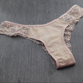Calcinha Lisa - Com Renda Sofisticada e Sensual