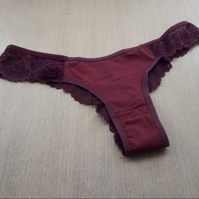 Calcinha Lisa - Com Renda Sofisticada e Sensual